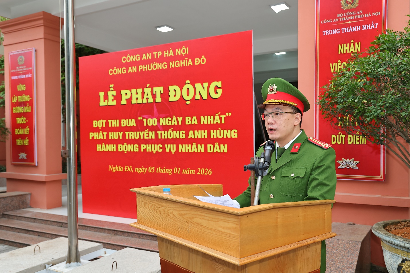 Ảnh có chứa văn bản, trang phục, đồ đạc, Mặt người  Nội dung do AI tạo ra có thể không chính xác.