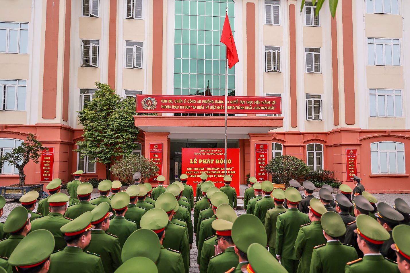 Ảnh có chứa tòa nhà, ngoài trời, màu xanh lá cây, cửa sổ  Nội dung do AI tạo ra có thể không chính xác.