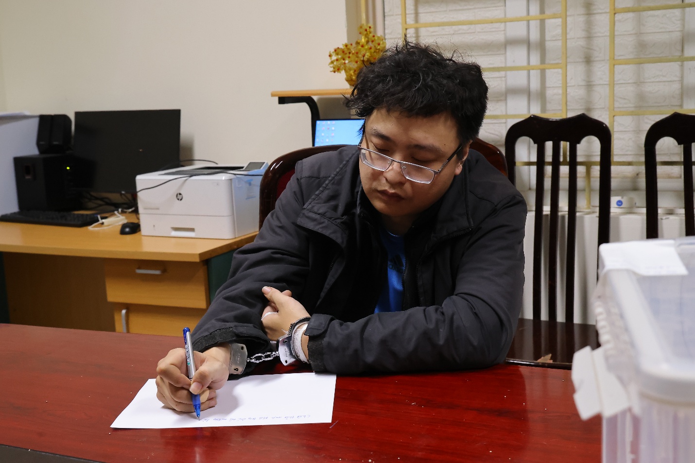 Ảnh có chứa người, trong nhà, đồ đạc, trang phục  Nội dung do AI tạo ra có thể không chính xác.