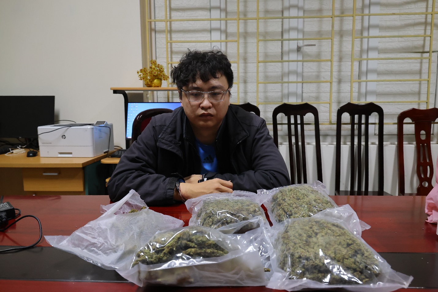 Ảnh có chứa người, trong nhà, trang phục, Mặt người  Nội dung do AI tạo ra có thể không chính xác.