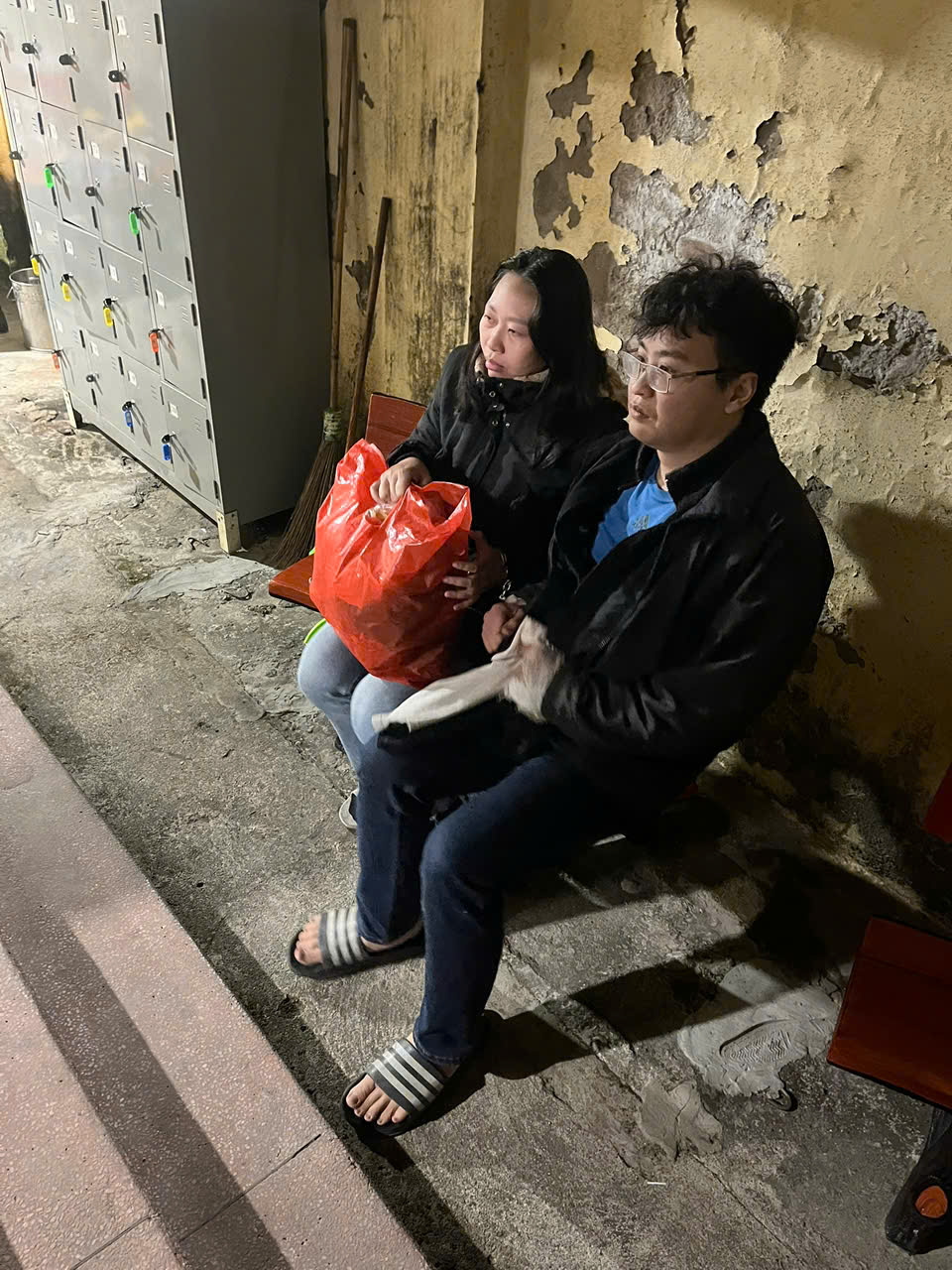 Ảnh có chứa trang phục, giày dép, người, Mặt người  Nội dung do AI tạo ra có thể không chính xác.