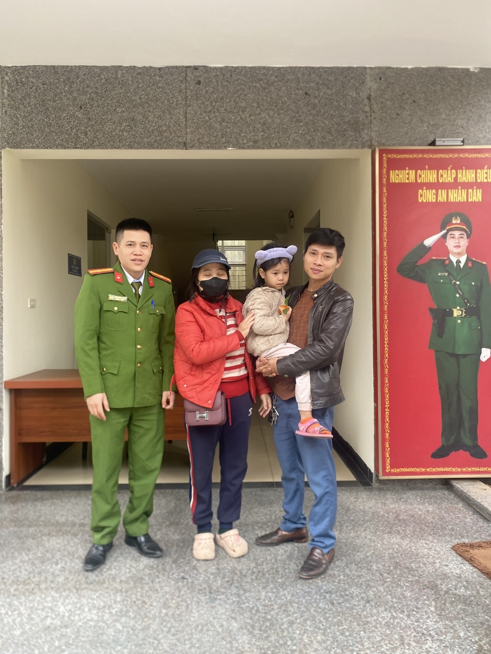 Ảnh có chứa trang phục, giày dép, người, trong nhà  Nội dung do AI tạo ra có thể không chính xác.