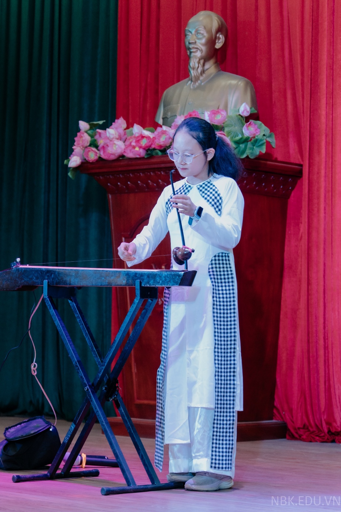 A child playing a keyboard  Description automatically generated