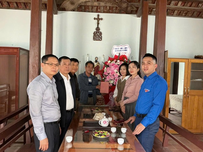 MTTQ xã Sơn Đồng tổ chức đến thăm, chúc mừng các nhà Thờ, nhà Nguyện nhân dịp Lễ Giáng- Ảnh 3.