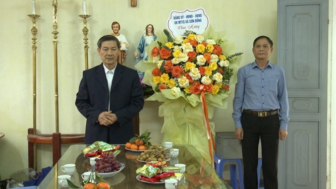 MTTQ xã Sơn Đồng tổ chức đến thăm, chúc mừng các nhà Thờ, nhà Nguyện nhân dịp Lễ Giáng- Ảnh 4.