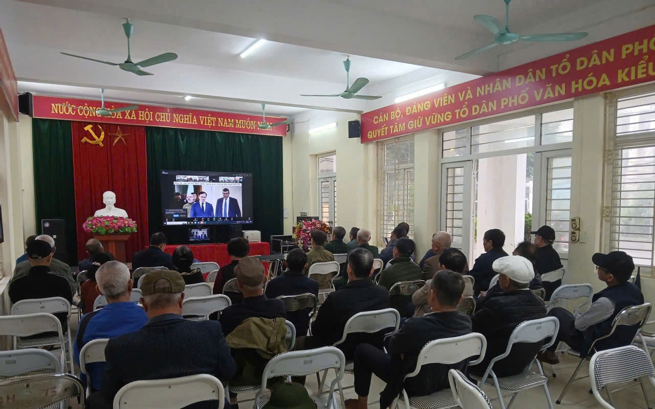 Cựu chiến binh phường Việt Hưng, Hà Nội đấu tranh chống lại những thông tin, luận điệu sai trái trên mạng xã hội của các thế lực thù địch, bảo vệ nền tảng tư tưởng của Đảng.