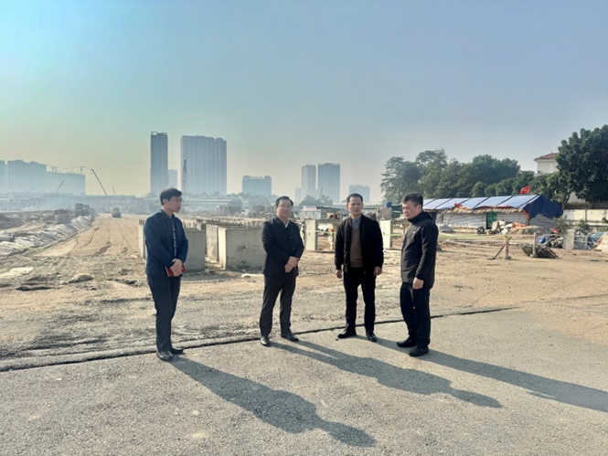 Đồng chí Nguyễn Thanh Bình - Bí thư Đảng uỷ, Chủ tịch HĐND xã Hoài Đức đi kiểm tra thực địa một số dự án trên địa bàn.- Ảnh 2.