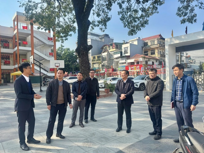 Đồng chí Nguyễn Thanh Bình - Bí thư Đảng uỷ, Chủ tịch HĐND xã Hoài Đức đi kiểm tra thực địa một số dự án trên địa bàn.- Ảnh 3.