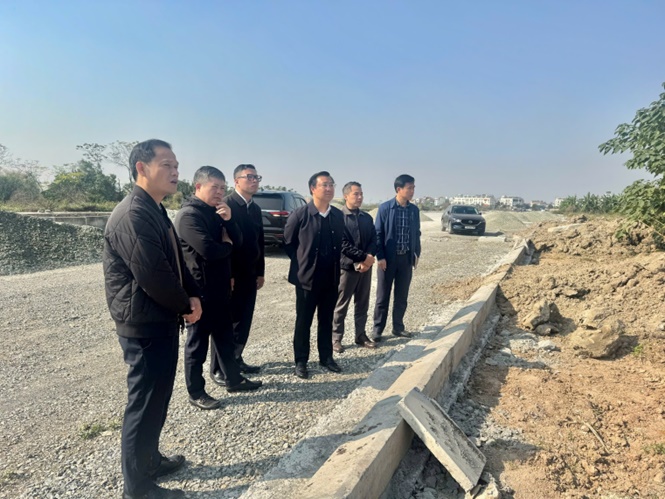 Đồng chí Nguyễn Thanh Bình - Bí thư Đảng uỷ, Chủ tịch HĐND xã Hoài Đức đi kiểm tra thực địa một số dự án trên địa bàn.- Ảnh 4.