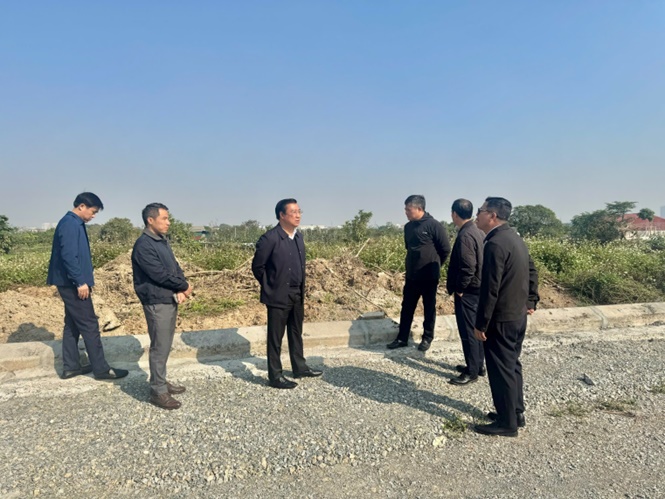Đồng chí Nguyễn Thanh Bình - Bí thư Đảng uỷ, Chủ tịch HĐND xã Hoài Đức đi kiểm tra thực địa một số dự án trên địa bàn.- Ảnh 5.