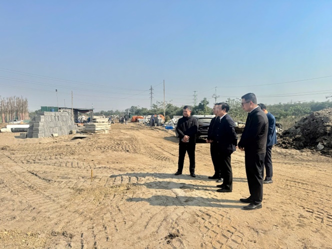 Đồng chí Nguyễn Thanh Bình - Bí thư Đảng uỷ, Chủ tịch HĐND xã Hoài Đức đi kiểm tra thực địa một số dự án trên địa bàn.- Ảnh 6.