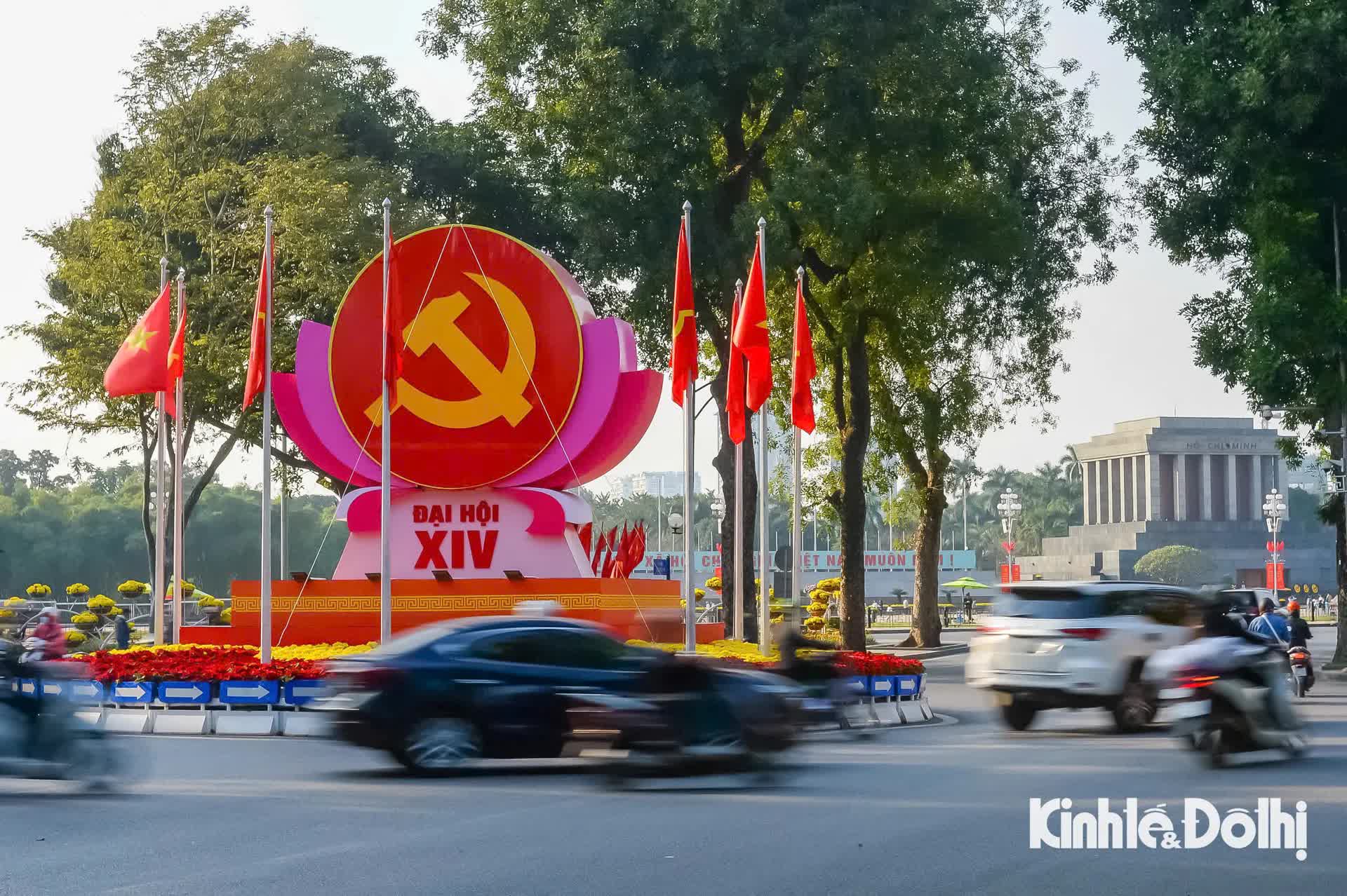 Hà Nội rực rỡ cờ hoa chào mừng Đại hội lần thứ XIV của Đảng- Ảnh 1.