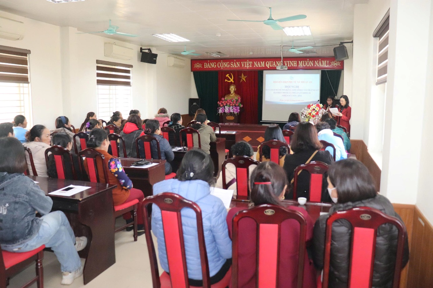 A group of people in a room  AI-generated content may be incorrect.