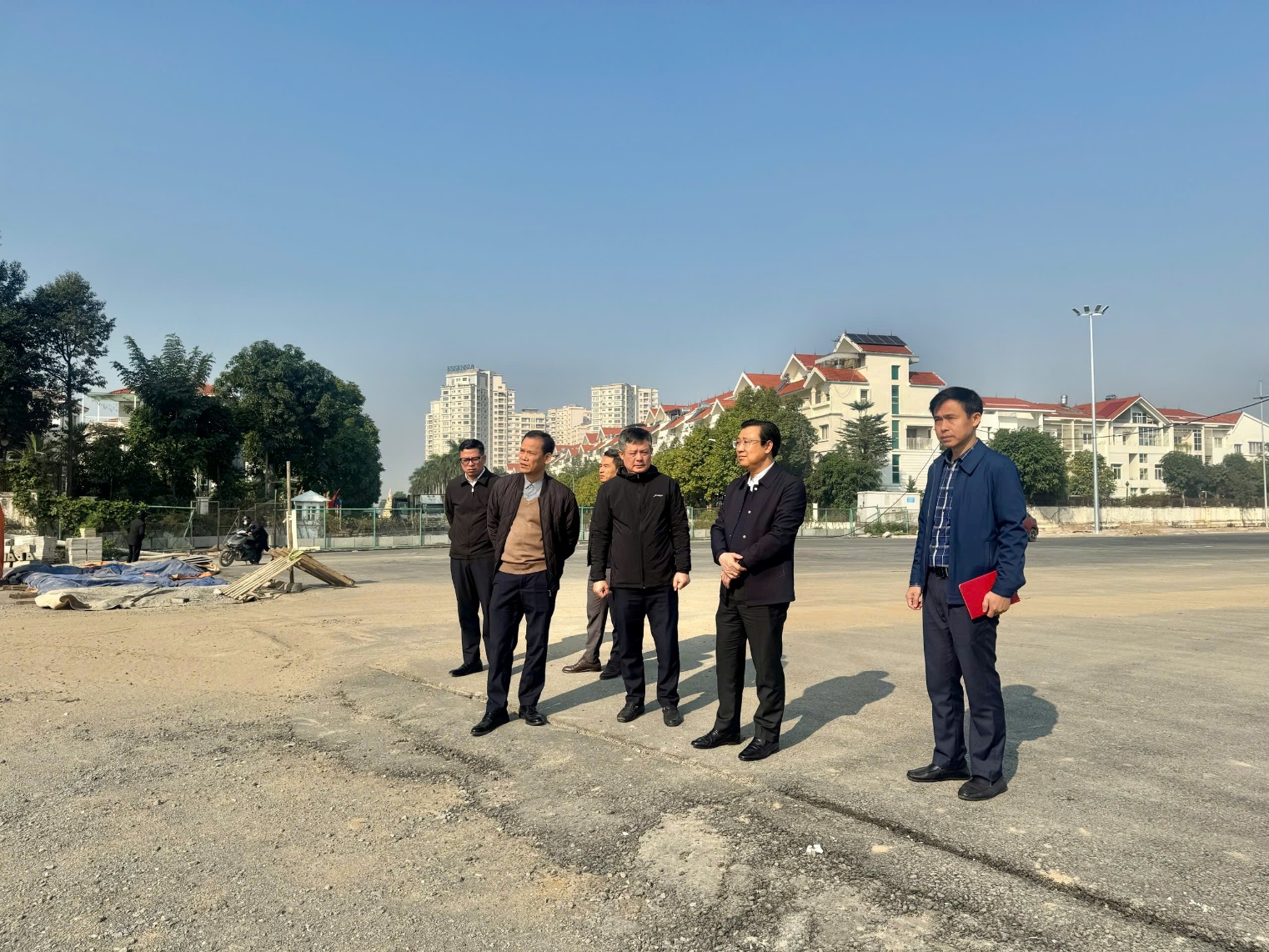 Đồng chí Nguyễn Thanh Bình - Bí thư Đảng uỷ, Chủ tịch HĐND xã Hoài Đức đi kiểm tra thực địa một số dự án trên địa bàn.- Ảnh 1.