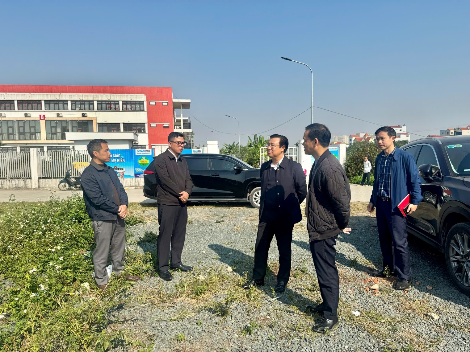 Đồng chí Nguyễn Thanh Bình - Bí thư Đảng uỷ, Chủ tịch HĐND xã Hoài Đức đi kiểm tra thực địa một số dự án trên địa bàn.- Ảnh 7.