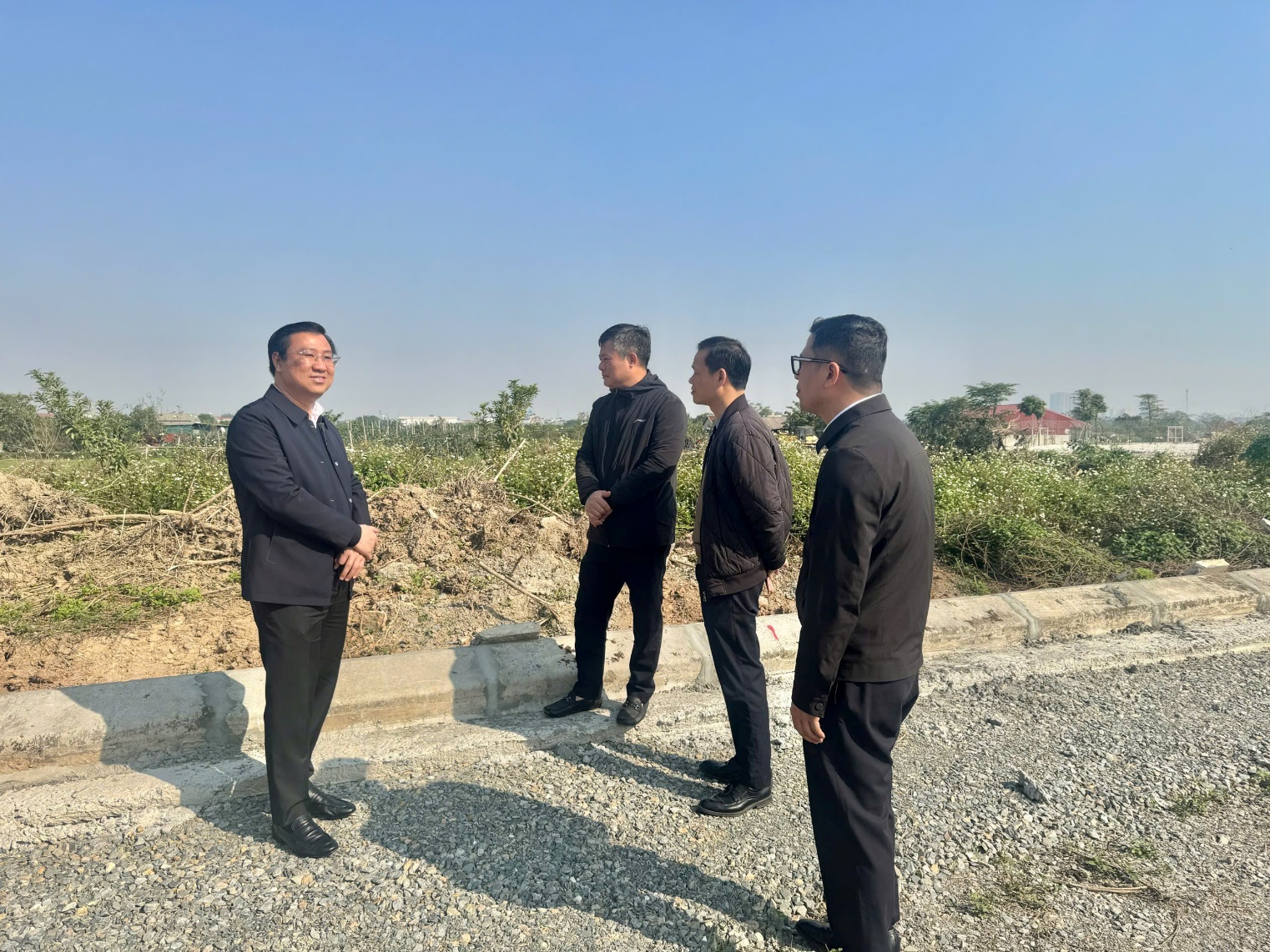 Đồng chí Nguyễn Thanh Bình - Bí thư Đảng uỷ, Chủ tịch HĐND xã Hoài Đức đi kiểm tra thực địa một số dự án trên địa bàn.- Ảnh 8.