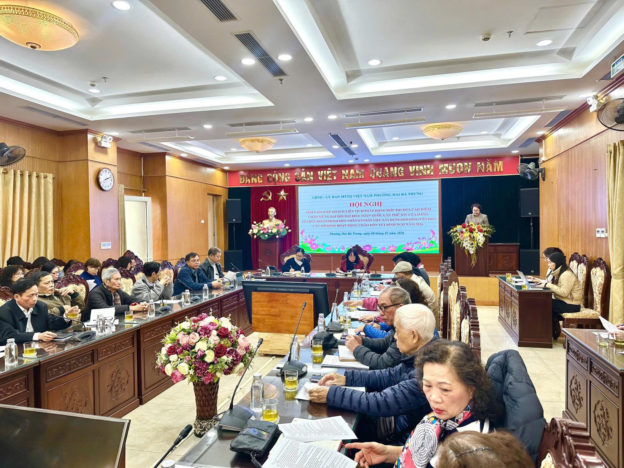 Có thể là hình ảnh về cái bục và văn bản