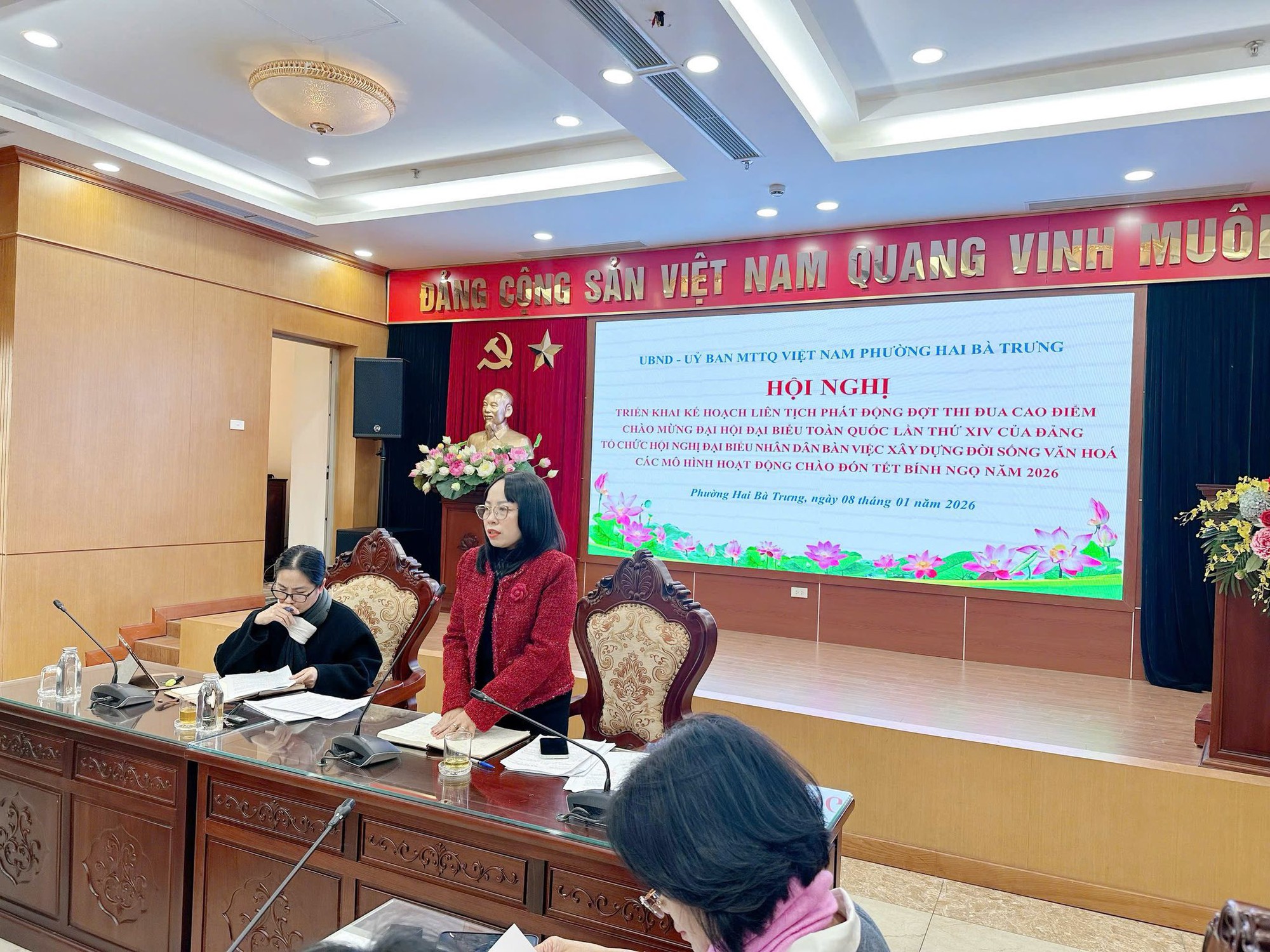 Có thể là hình ảnh về cái bục và văn bản cho biết '清 ĐẮNG CÔNG SÁN VIÊT NAM QUANG VINH MUÔ UIND HAI BÀ TRƯNG BAN MITO VIỆT NAM HỌI NGHỊ HoAcH LIÊN DONG ĐOT THI UA CAO ĐIEM OMÉNGDALBIOL QUOC HU KIV UADANG NVIỆC XAY SONG VÂN HOA ዘየዘ HOAT @WAIAMANOGN DONG DỌNG reT BÌNH NGO NĂM 2026 Phaning 以紙 Trưnng, ወድሳያ ทร้งัทาย ลือน 2026'