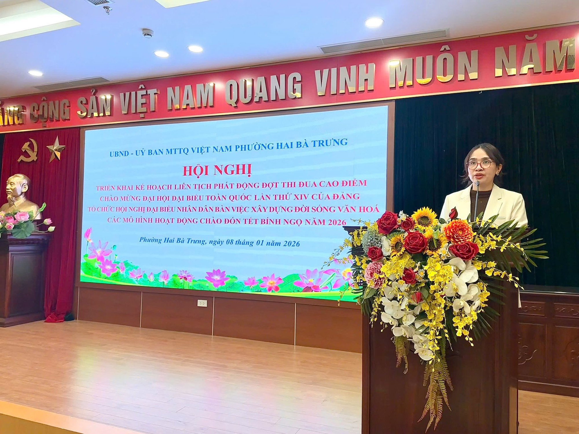Có thể là hình ảnh về hoa, cái bục và văn bản cho biết 'NU CỘNG SÁN VIỆT NAM QUANG VINH MUÔN NĂM UBND UY BAN MTT VIỆT NAM PHƯỜNG ΗΛΙ BÀ TRUNG HỘI NGHỊ FRIEN KHAI KI KE HOACH LIÊN rCи PHÁT DỌNG DOT THI CAO DIEM CHẢO IUN NG ẠI DẠI BIEU TOÀN QUOC LAN rHύ XIV CUA DANG TOCHỨC NGHIE BIEU NHÂN DAN BAN VIỆC XÂY NG ĐỐI SỐNG VĂN HOA CẢC MC 1O HÌNH HOAT DỘNG CHẢO ĐON TẾT BÍNH NGO NĂM 2026 Phưing Hai ai Trng, ngày 08 tháng năm 2026'