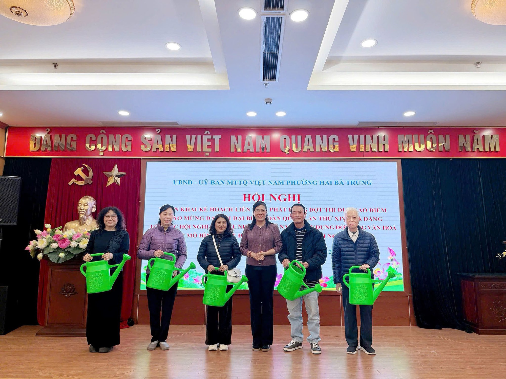 Có thể là hình ảnh về văn bản cho biết 'ĐÁNG CỘNG SẢN VIỆT NAM QUANG VINH MUON NĂM UBND UY BAN MTTO VIỆT NAM PHƯỜNG HAI BÀ TRUNG HOI HOINGH! NGHI KHAI HCX KI HOACHLIEN DAI HOI NGHI MO HIjA PHAT DAN ุบ ĐỢI TII ΓEE NGDOI O DIÊM DANG EVANHION ٧٠١'