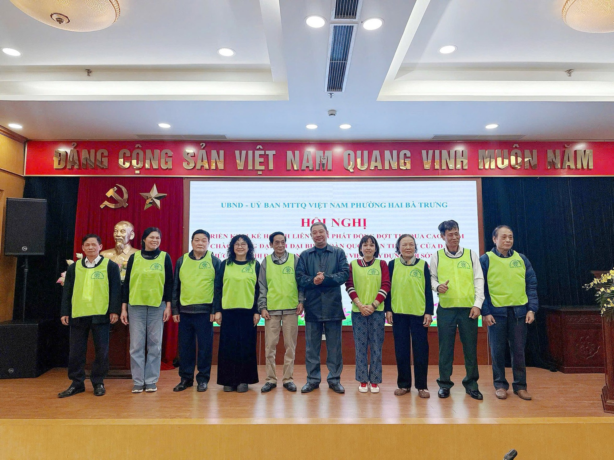 Có thể là hình ảnh về ‎một hoặc nhiều người, cái bục và ‎văn bản cho biết '‎ĐANG CỘNG SÁN VIỆT NAM QUANG VINH MUON NĂM KE LIAVH-LTBANWTOVWTNWLOGI BA TRƯNG UBND UY BAN MTTO VIỆT NAM PHƯỜNG HAI HGINGH! He NGHI LIÊN PHÁT DOM DỢT DẠI B وذه VII CỦA ISO‎'‎‎