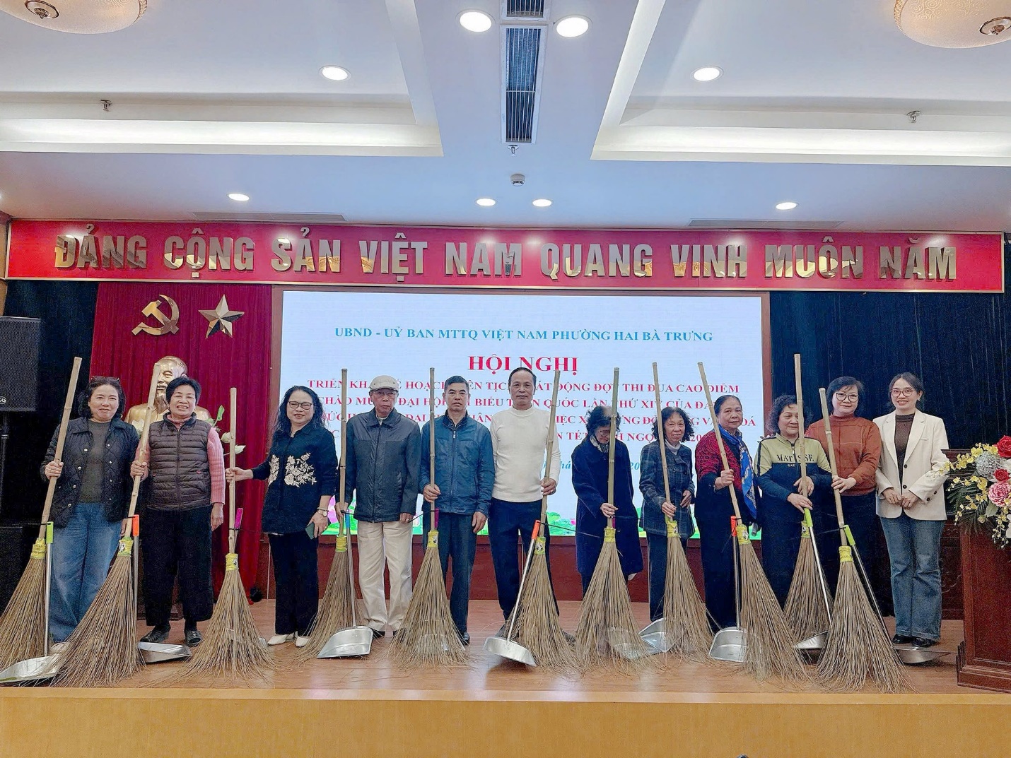 Có thể là hình ảnh về một hoặc nhiều người, cái bục và văn bản cho biết 'CỘNG SẢN VIÊT NAM QUANG VINH MUON NĂM UBND UÝ BAN MTO IỆT NAM PHƯONG HAI BA TRUNG KH ME HOA DAI HỌI HOINGH! NGHI TỊC HỘNG THI SIEUT LANHENIECIADO HU UX GIAD HỨ iN IEC TE NGG MAT:'