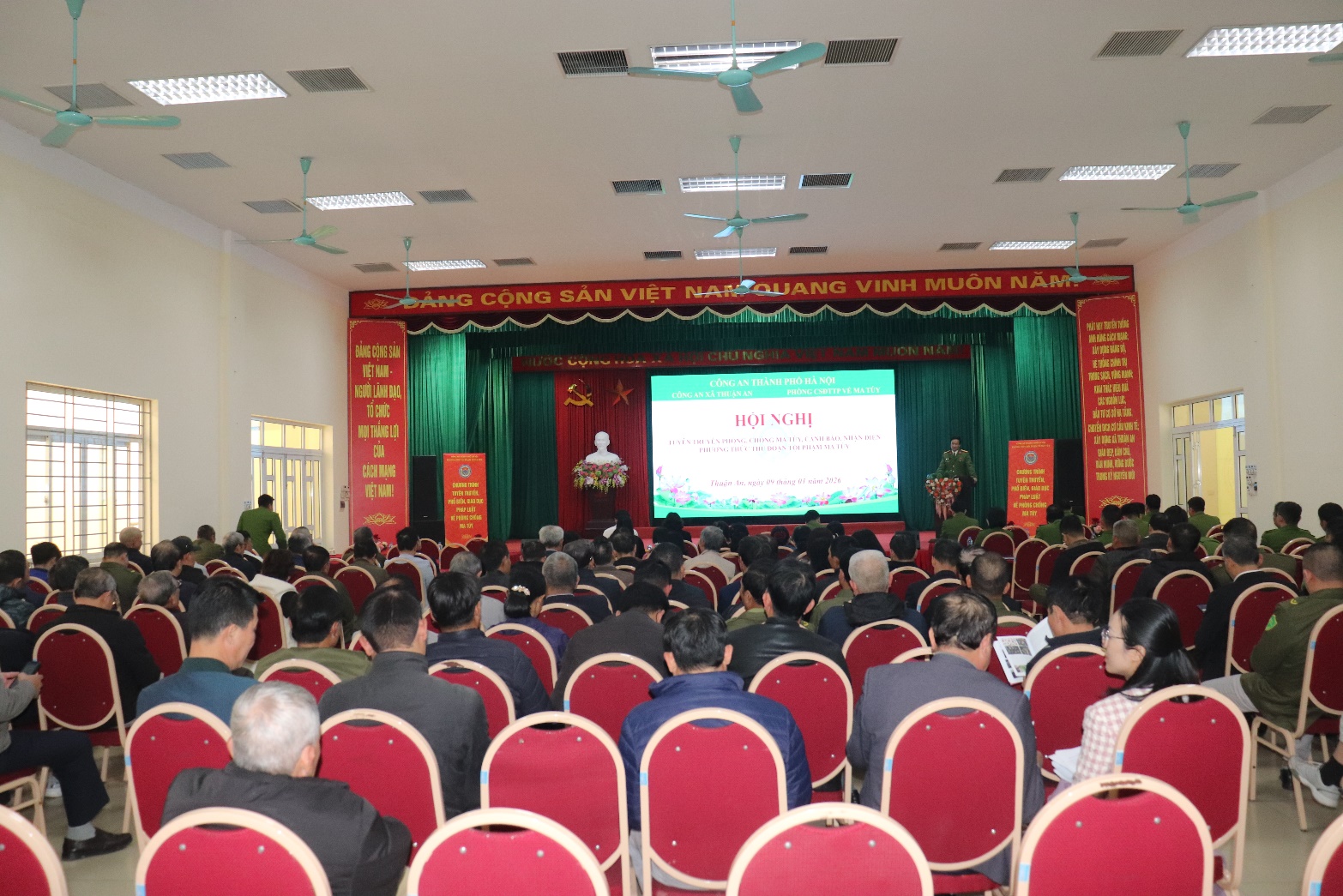 A group of people sitting in a room  AI-generated content may be incorrect.