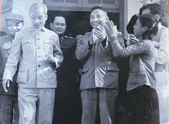 ĐỒNG CHÍ TRẦN QUỐC HOÀN – TẦM GƯƠNG SÁNG VỀ BẢN LĨNH CHÍNH TRỊ, TRÍ TUỆ VÀ ĐẠO ĐỨC CÁCH MẠNG CỦA CÁN BỘ CÔNG AN NHÂN DÂN TRONG SỰ NGHIỆP BẢO VỆ AN NINH TỔ QUỐC- Ảnh 2.