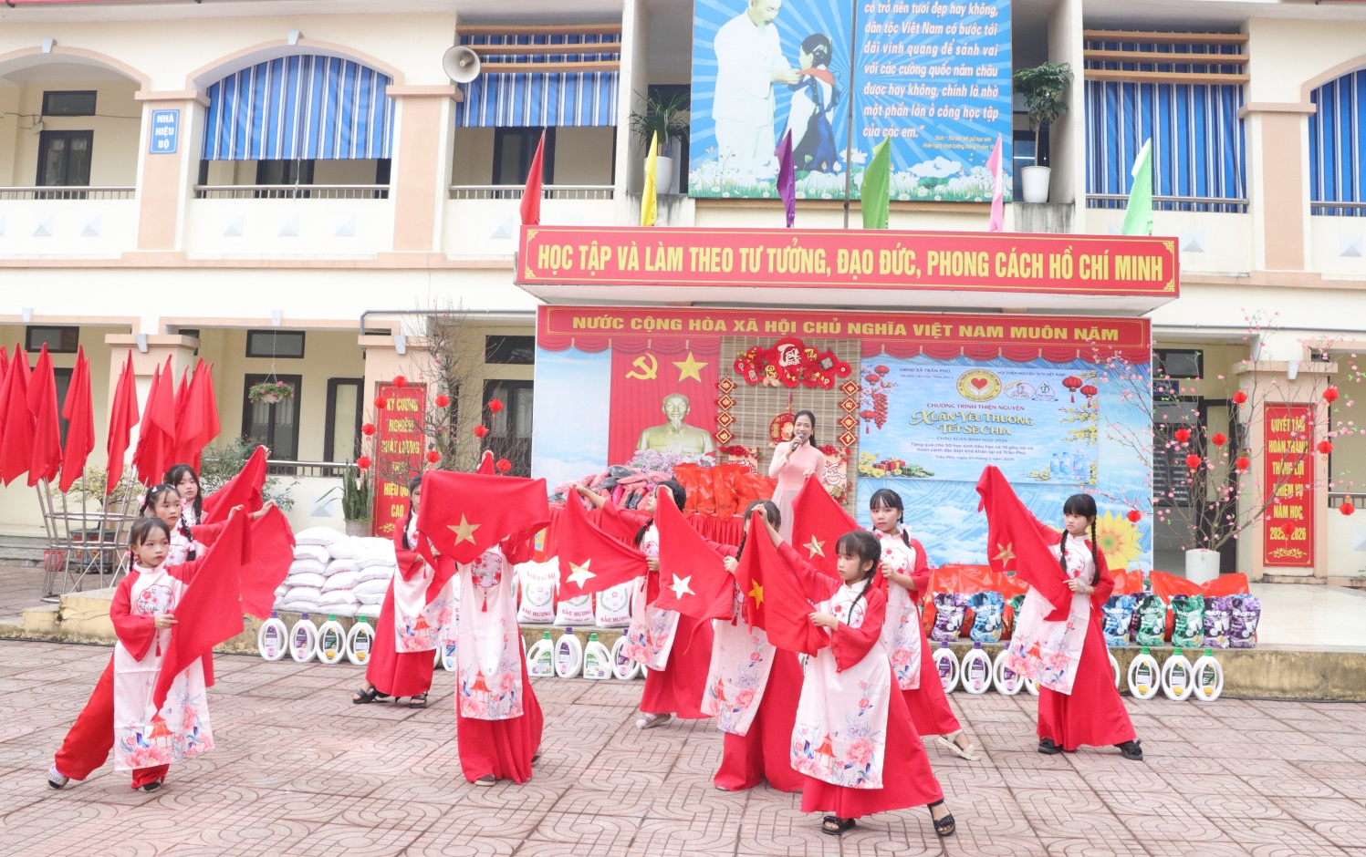 Ý nghĩa chương trình “ Xuân yêu thương – Tết sẻ chia” tại trường Tiểu học Trần Phú A- Ảnh 2.
