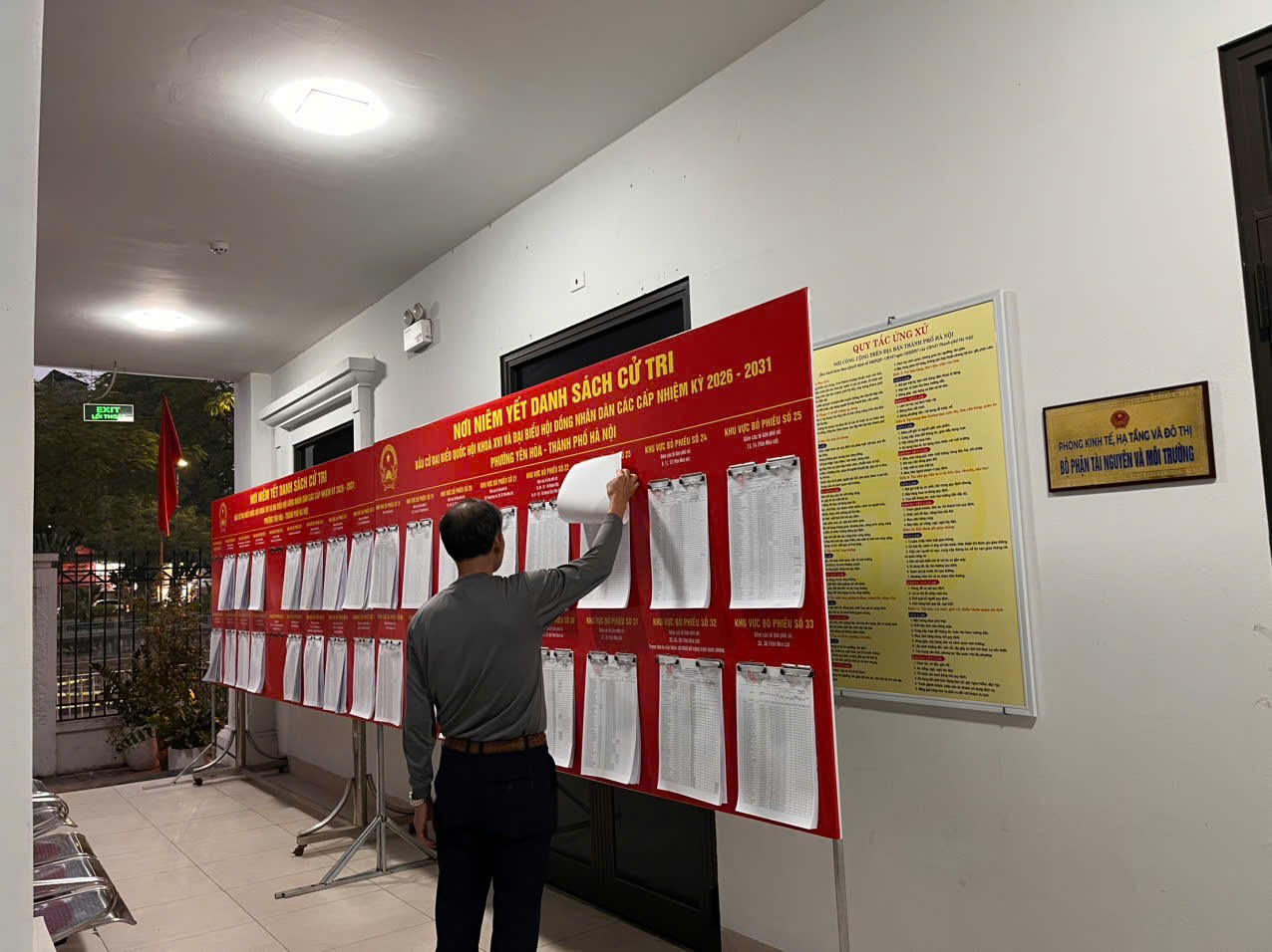 Phường Yên Hòa hoàn thành việc niêm yết danh sách cử tri đúng thời gian quy định- Ảnh 1.