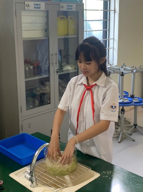 Trường THCS Linh Đàm bước lên bục vinh danh tại cuộc thi Khoa học kĩ thuật cấp Thành phố với dự án: Nghiên cứu chế tạo vật liệu hấp phụ dầu từ bã mía- Ảnh 2.