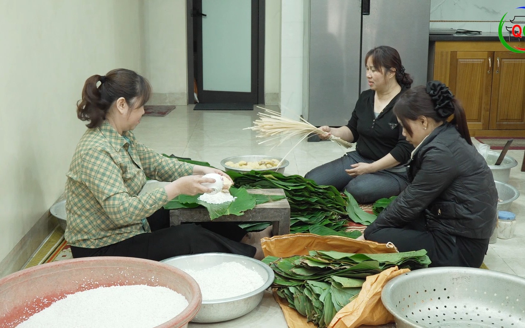  NHỮNG NGƯỜI GIỮ LỬA BÁNH CHƯNG THÔN DU NGHỆ – XÃ QUỐC OAI 
 Bếp hồng ngày Tết – Ấm nồng nghĩa quê 