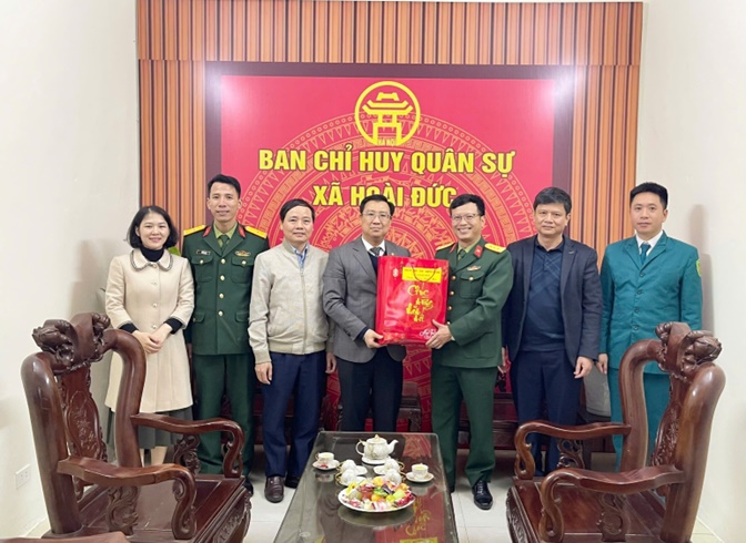Đồng chí Nguyễn Thanh Bình-Bí thư Đảng ủy, Chủ tịch HĐND xã chúc Tết Ban chỉ huy Quân sự, Công an, Trạm Y tế, Bệnh viện đa khoa Hoài Đức và Đội PCCC-CNCN khu vực số 23- Ảnh 6.