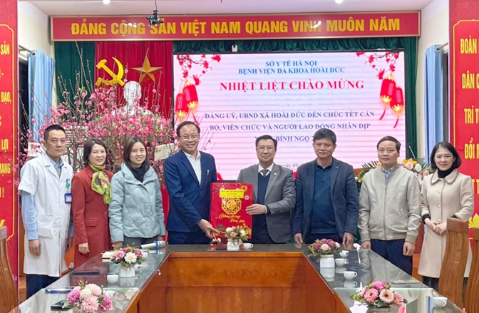 Đồng chí Nguyễn Thanh Bình-Bí thư Đảng ủy, Chủ tịch HĐND xã chúc Tết Ban chỉ huy Quân sự, Công an, Trạm Y tế, Bệnh viện đa khoa Hoài Đức và Đội PCCC-CNCN khu vực số 23- Ảnh 7.