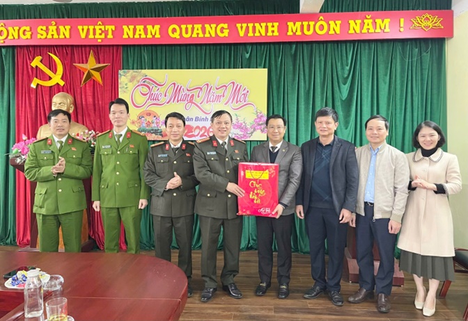 Đồng chí Nguyễn Thanh Bình-Bí thư Đảng ủy, Chủ tịch HĐND xã chúc Tết Ban chỉ huy Quân sự, Công an, Trạm Y tế, Bệnh viện đa khoa Hoài Đức và Đội PCCC-CNCN khu vực số 23- Ảnh 8.