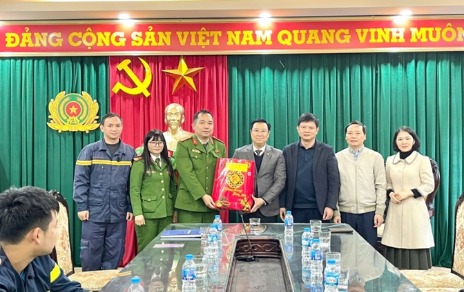 Đồng chí Nguyễn Thanh Bình-Bí thư Đảng ủy, Chủ tịch HĐND xã chúc Tết Ban chỉ huy Quân sự, Công an, Trạm Y tế, Bệnh viện đa khoa Hoài Đức và Đội PCCC-CNCN khu vực số 23- Ảnh 9.