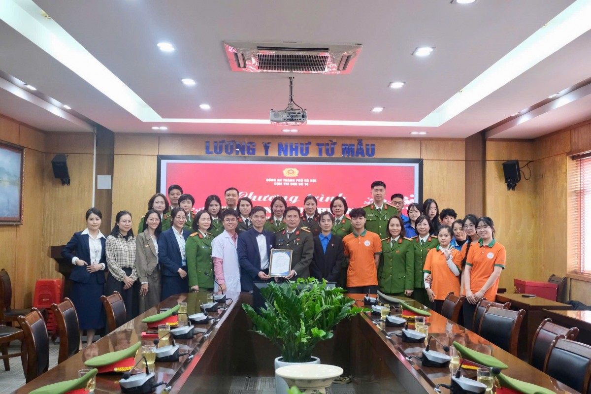 Công an phường Yên Sở mang yêu thương đến bệnh viện- Ảnh 2.