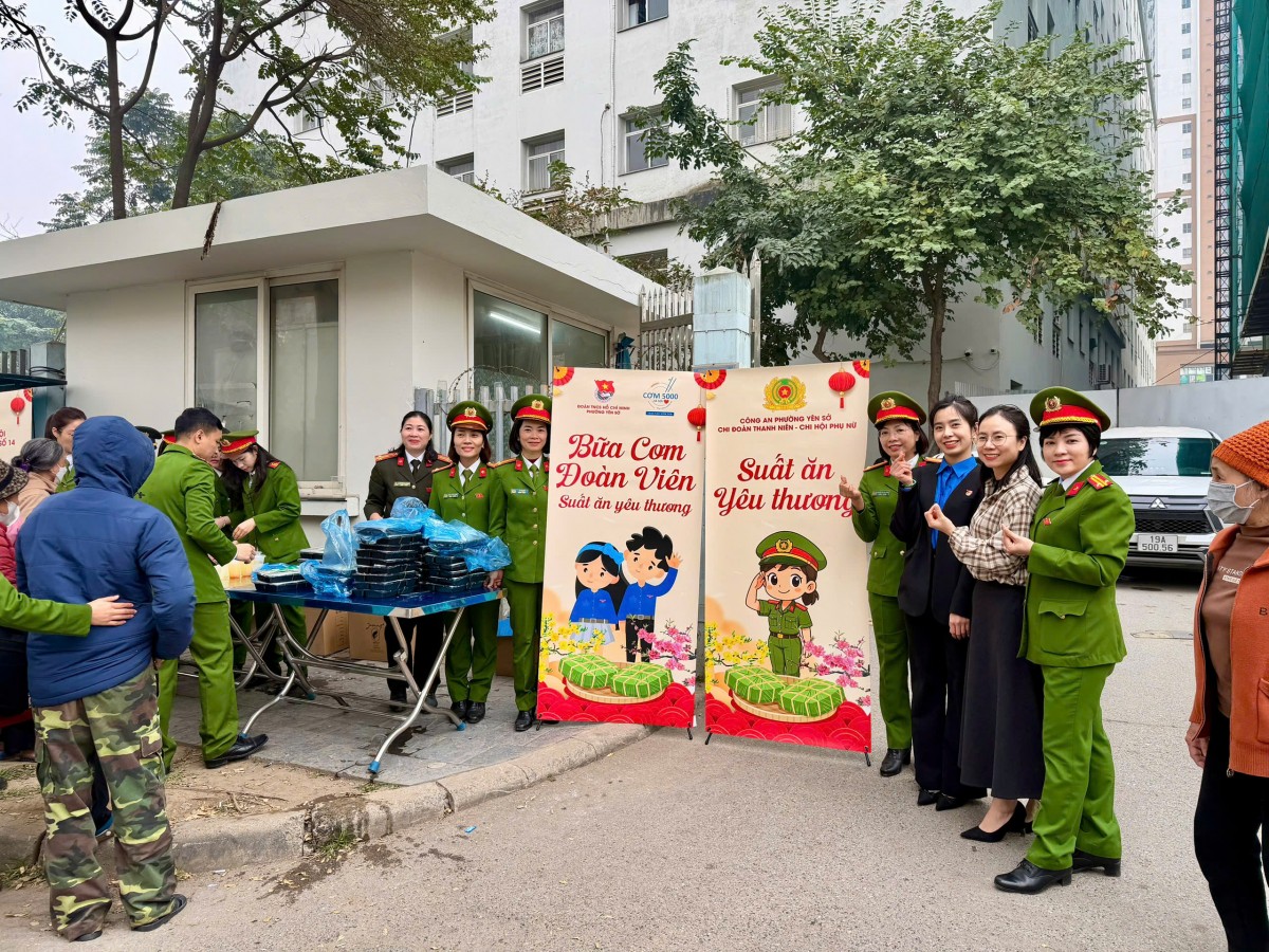 Công an phường Yên Sở mang yêu thương đến bệnh viện- Ảnh 1.