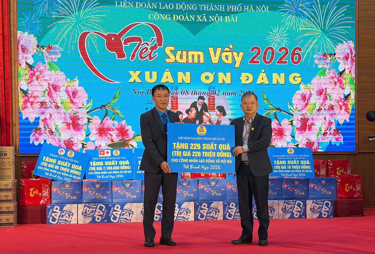 Xã Nội Bài trao quà Tết cho gia đình chính sách, lan tỏa nghĩa tình xuân Bính Ngọ 2026- Ảnh 1.