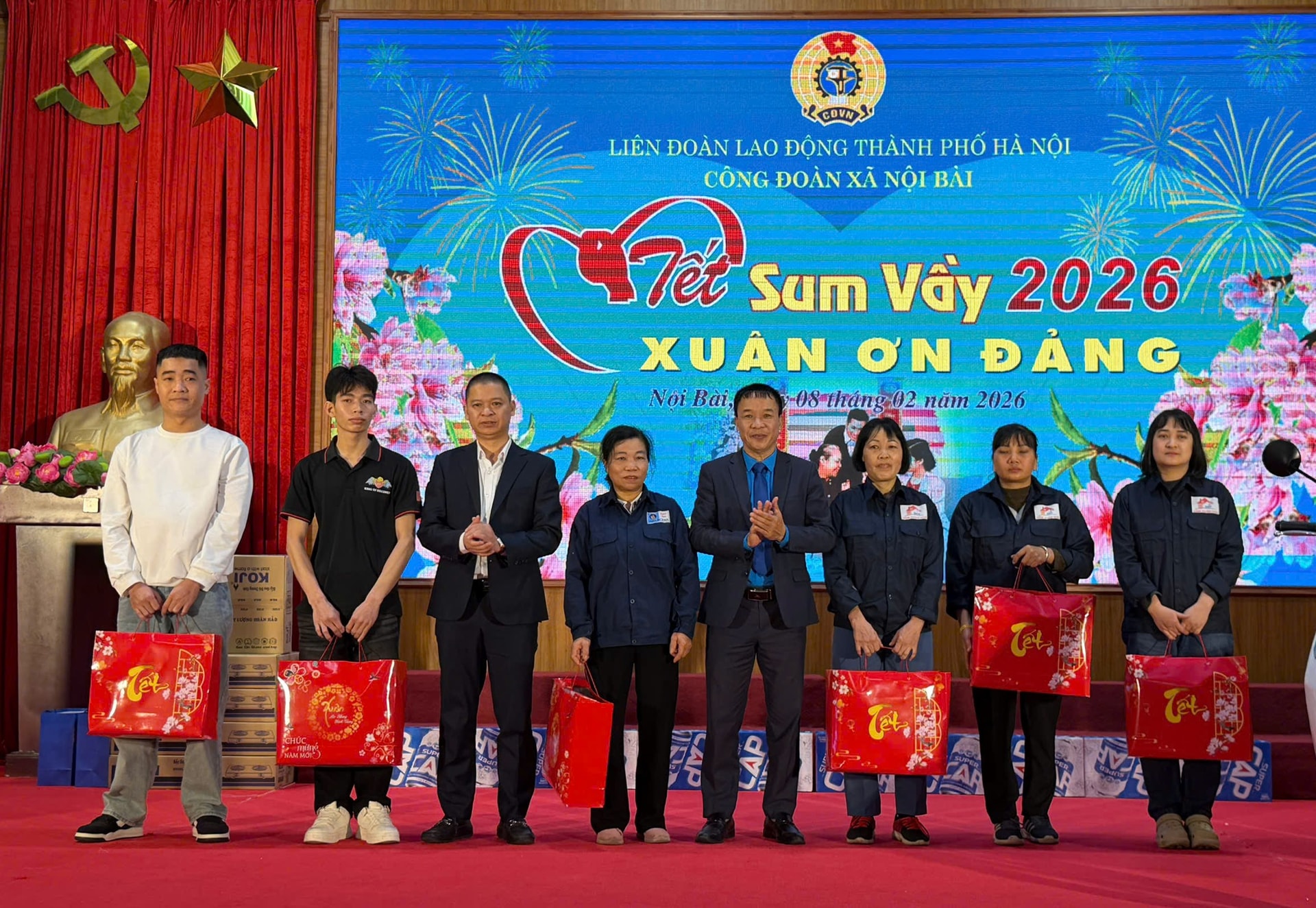 Xã Nội Bài trao quà Tết cho gia đình chính sách, lan tỏa nghĩa tình xuân Bính Ngọ 2026- Ảnh 4.