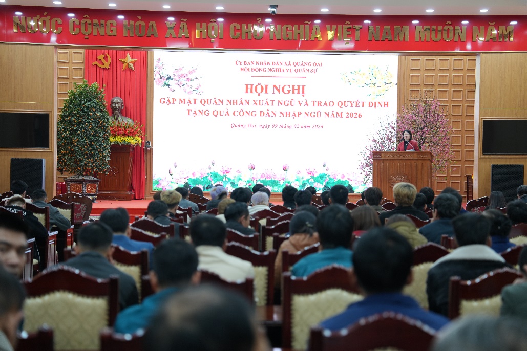 Hội nghị gặp mặt quân nhân hoàn thành nghĩa vụ quân sự trở về địa phương, đồng thời trao quyết định và tặng quà động viên các công dân chuẩn bị lên đường nhập ngũ năm 2026.- Ảnh 1.