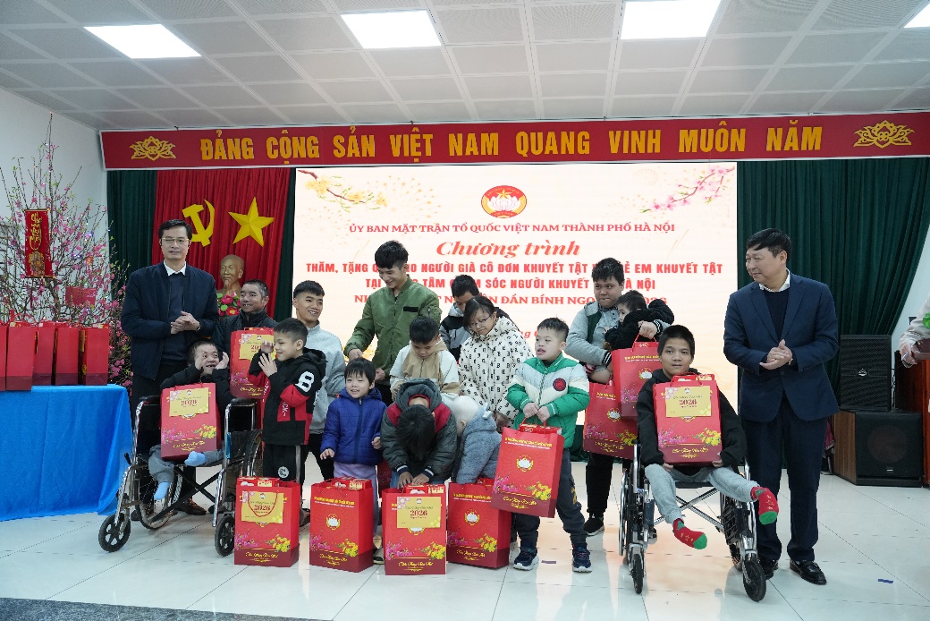 UB MTTQ thành phố Hà Nội thăm, tặn quà Tết Trung tâm chăm sóc Người khuyết tật Hà Nội- Ảnh 1.
