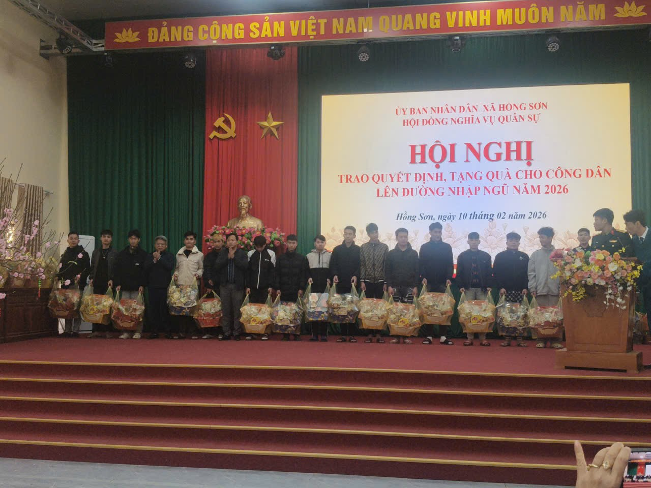 Xã Hồng Sơn trao Quyết định, tặng quà cho 51 công dân lên đường nhập ngũ năm 2026- Ảnh 1.