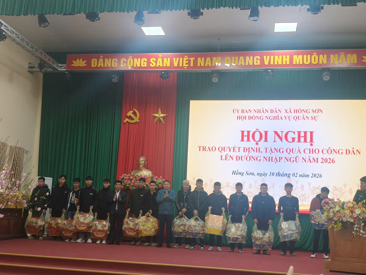 Xã Hồng Sơn trao Quyết định, tặng quà cho 51 công dân lên đường nhập ngũ năm 2026- Ảnh 2.