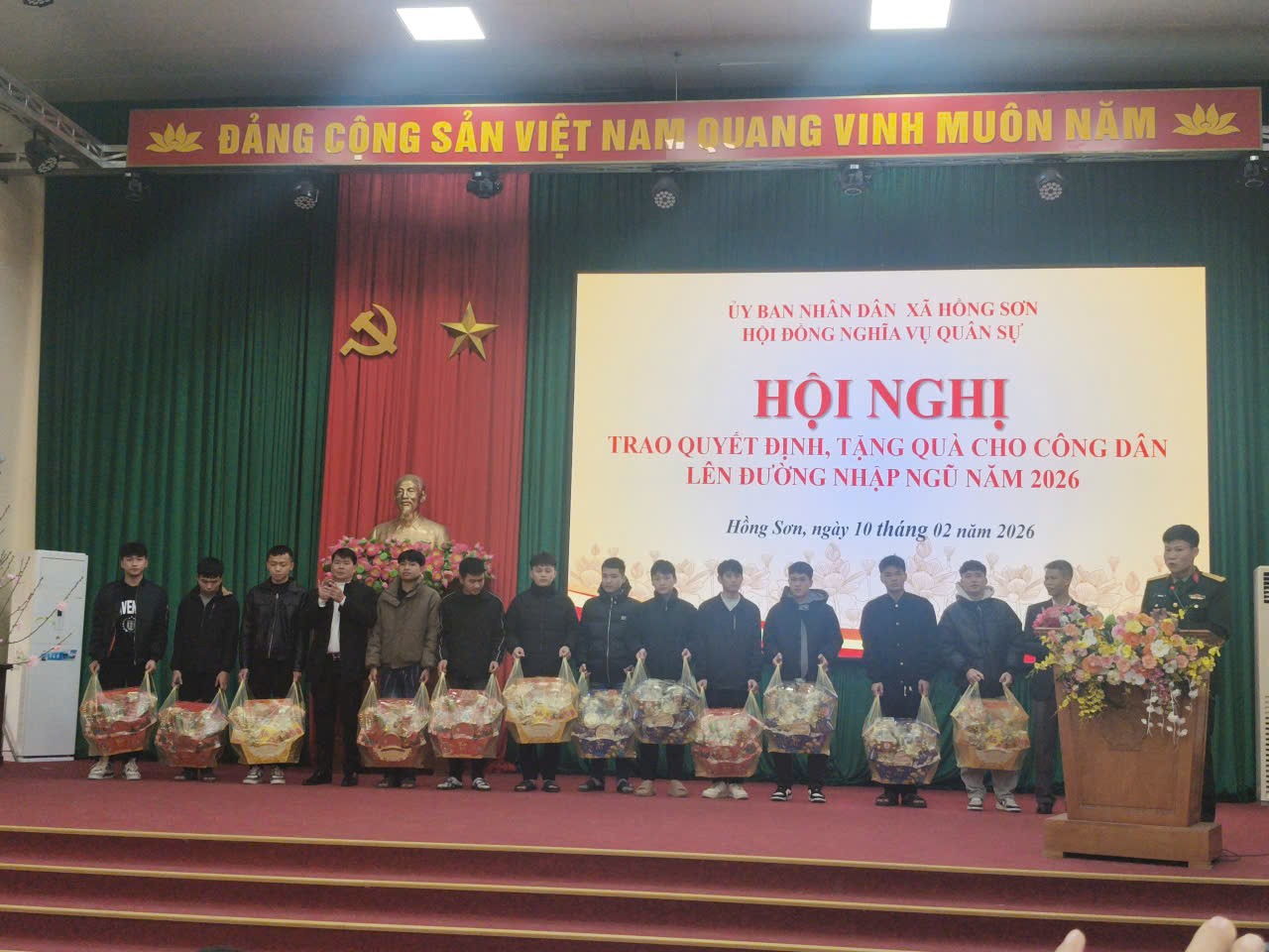 Xã Hồng Sơn trao Quyết định, tặng quà cho 51 công dân lên đường nhập ngũ năm 2026- Ảnh 3.