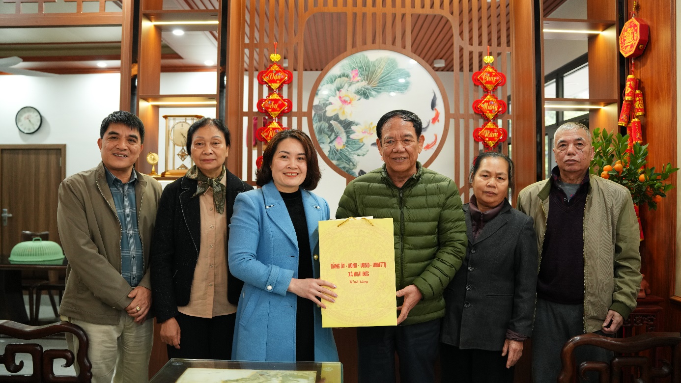 Đồng chí Đồng Thị Nga - Uỷ viên BTV, Phó Chủ tịch UBND xã thăm, tặng quà Tết Bính Ngọ 2026- Ảnh 1.