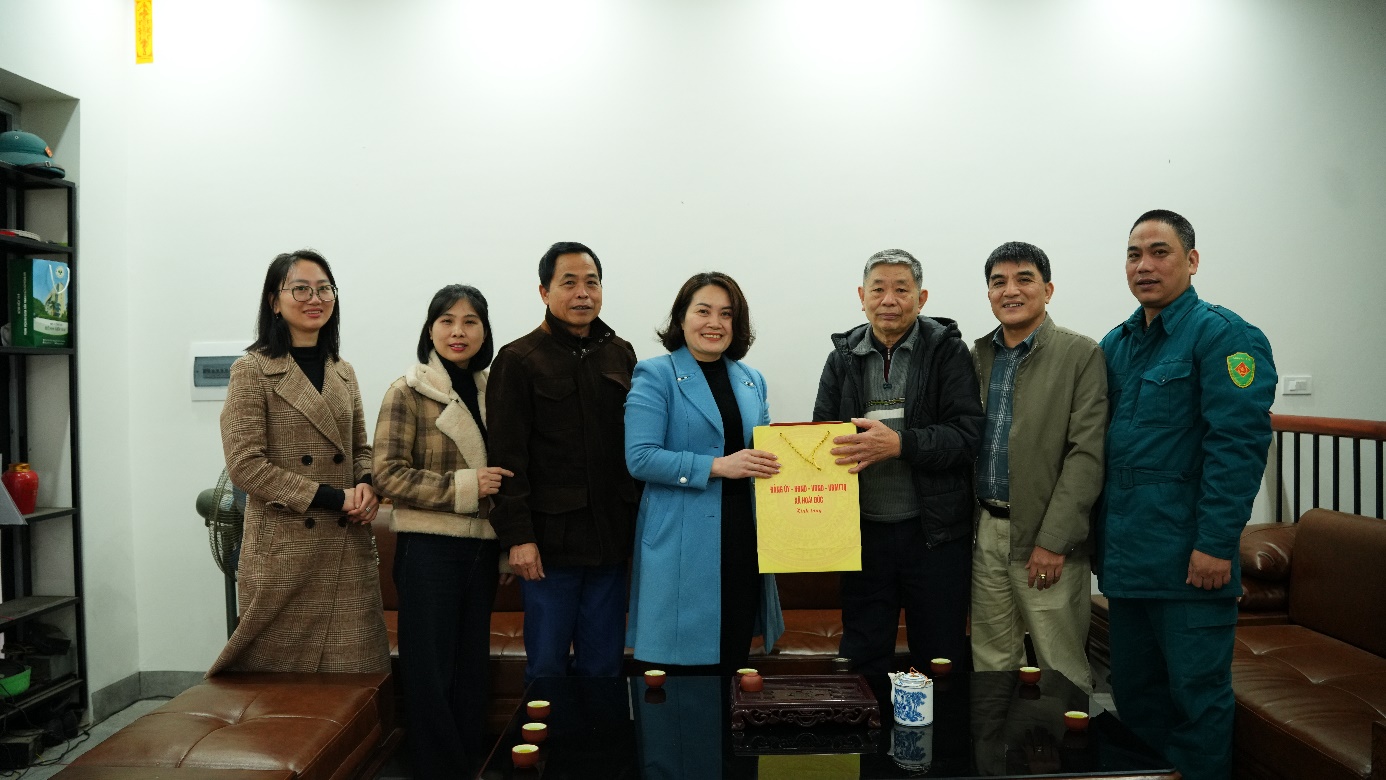 Đồng chí Đồng Thị Nga - Uỷ viên BTV, Phó Chủ tịch UBND xã thăm, tặng quà Tết Bính Ngọ 2026- Ảnh 2.