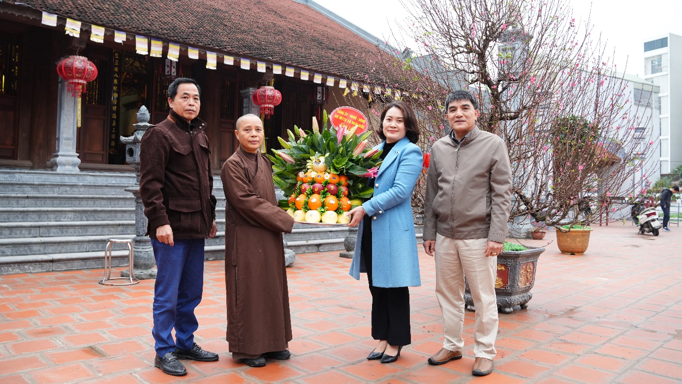 Đồng chí Đồng Thị Nga - Uỷ viên BTV, Phó Chủ tịch UBND xã thăm, tặng quà Tết Bính Ngọ 2026- Ảnh 3.