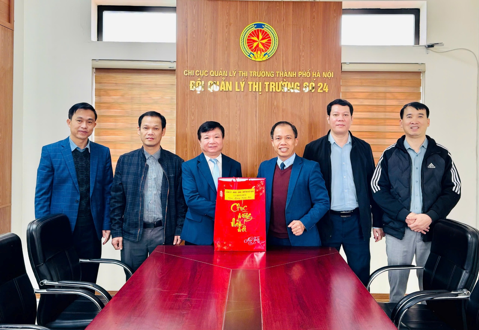 Đồng chí Trần Văn Nghĩa - Phó Bí thư Thường trực Đảng uỷ xã thăm và chúc tết các cơ quan.- Ảnh 1.