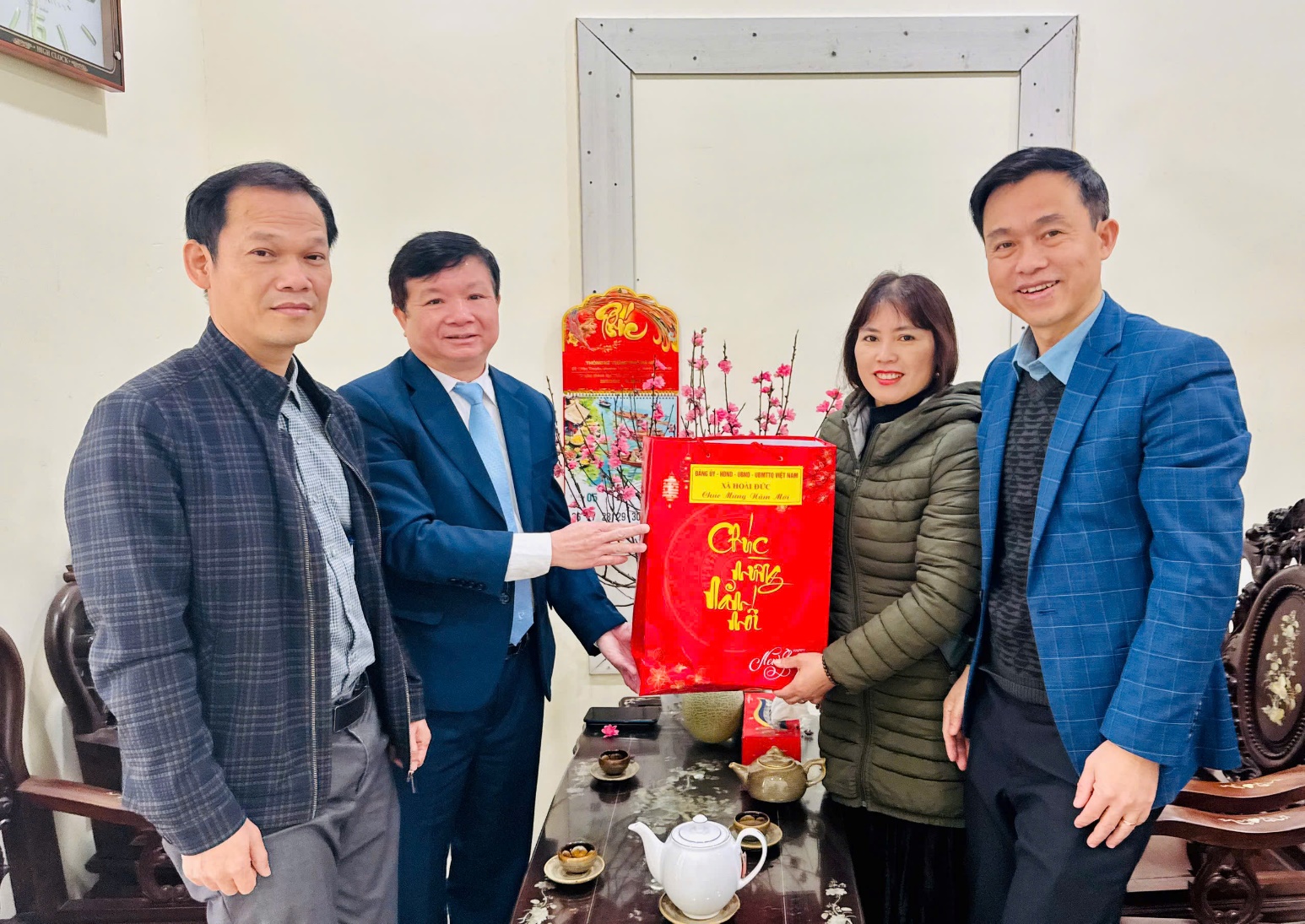 Đồng chí Trần Văn Nghĩa - Phó Bí thư Thường trực Đảng uỷ xã thăm và chúc tết các cơ quan.- Ảnh 2.